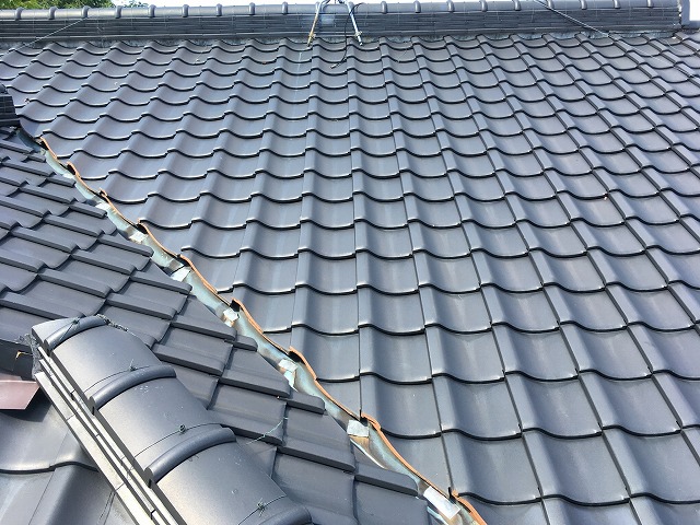 山県市で落ち葉の詰まりや瓦のひび割れ、全体的な漆喰の経年劣化が発覚した様子を紹介